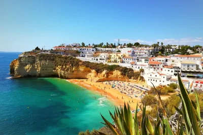 Explora carvoeiro, algar seco y el castillo de silves en una excursión guiada para grupos pequeños. incluye entradas, guía local y almuerzo en un restaurante portugués.