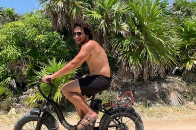 Scopri tulum con un tour in e-bike tra gran cenote, cenote cristal e escondido, nuota e fai snorkeling con pranzo tradizionale maya incluso. gruppo piccolo, attrezzatura completa.