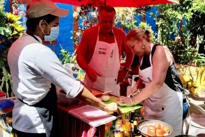 Acapulco, mercado central e cucina messicana autentica: tour guidato, lezione pratica, degustazione di mezcal e pranzo con chef locale in piccolo gruppo.