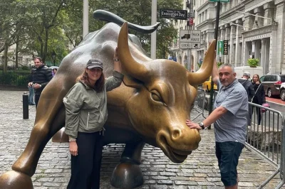 Explore lower manhattan com um tour a pé por wall street e o memorial 9/11, incluindo entrada no fraunces tavern, trinity church e o'hara's pub.