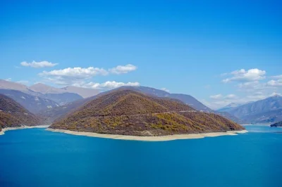Tour privativo em kazbegi saindo de tbilisi com paradas no reservatório de zhinvali, fortaleza de ananuri, panorama de gudauri e igreja de gergeti. passeio guiado de dia inteiro.