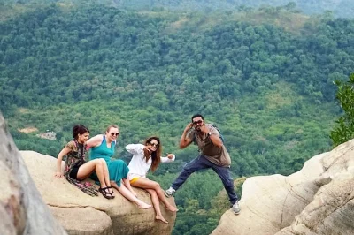 Descubre sri lanka en 12 días: roca de sigiriya, fuerte de galle, tren por la región del té, safari de vida salvaje y estancias de lujo en la playa. excursión en grupo pequeño en mini-coach.