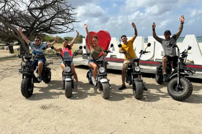 Siente la brisa de aruba mientras recorres playas, bares y tiendas en un scooter eléctrico silencioso. casco, candado y explicación de seguridad incluidos. reserva 4 horas ahora.
