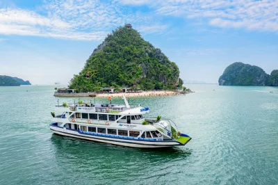 Explore halong bay saindo do old quarter em hanoi, faça caiaque na gruta luon, suba a ilha ti top e aproveite um buffet de frutos do mar com chá ao pôr do sol. inclui transporte e guia.