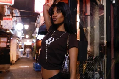 Découvrez l’ambiance unique de golden gai à shinjuku lors d’une balade photo privée avec le photographe local kai ishida. portraits personnalisés, conseils d’expert et 30 images retouchées 