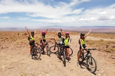 Explore o cânion guatin com 23 km de descida de bike e trekking entre cactos gigantes. inclui guia, equipamento, lanches e transporte saindo de san pedro de atacama.