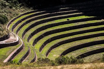 Explora las terrazas circulares de moray y las salinas de maras en una excursión guiada de medio día desde cusco. incluye recogida en hotel, guía experto y entradas.