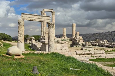 Découvrez les sites antiques de jerash et amman lors d’une visite privée d’une journée. citadelle, théâtre romain et ruines de jerash avec guides locaux et transferts inclus.