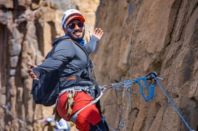 Via ferrata e tirolesa em jebel akhdar, omã. seguro para iniciantes, com guias experientes, vistas incríveis e muita emoção. reserve seu tour de escalada agora.