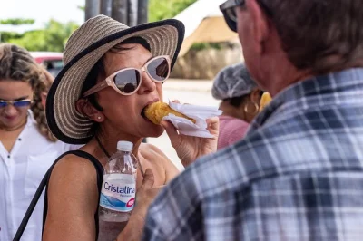Erlebe cartagena mit einem lokalen guide: street food, artisanale snacks, plaza de san diego, bolivar-platz & santo domingo kirche. jetzt buchen!