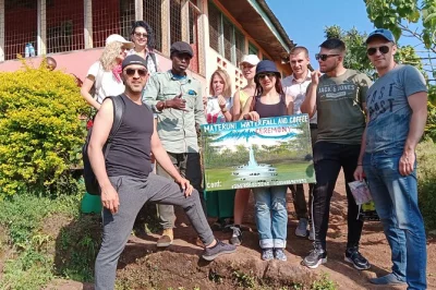 Scopri il villaggio di materuni, fai un trekking alla cascata e partecipa a un tour del caffè vicino a moshi. trasporto privato e pranzo inclusi. prenota ora!