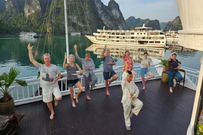 Reserva un crucero de 2 días por la bahía de halong: explora la cueva sung sot, haz kayak cerca de la cueva del tambor, nada en la isla ti top y disfruta de la gastronomía local a bordo. incluye tr