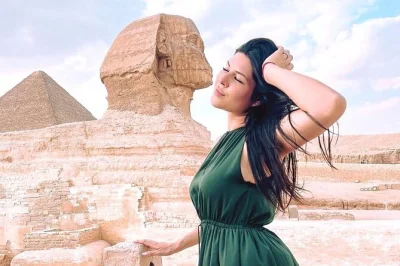 Découvrez les pyramides de gizeh, approchez-vous du sphinx et explorez la pyramide à degrés de saqqara lors d’une visite privée au départ du caire avec transfert hôtel et déjeuner typique.