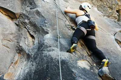 Arrampicata vera a adeje, tenerife. sessione guidata con tutta l’attrezzatura inclusa. scopri le pareti vulcaniche, impara lo sport climbing e vivi l’emozione senza esperienza richiesta.