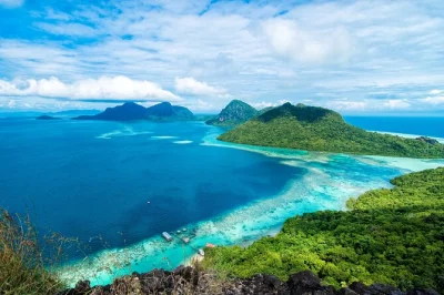 Start your semporna day trip with a hike up bohey dulang, then snorkel mantabuan’s reefs and relax on sibuan’s white sands. includes boat transfers and lunch.