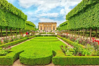 Scopri il petit trianon di maria antonietta, i giardini all’inglese e il villaggio in un tour privato di 4 ore con trasporto da parigi. biglietti e guida inclusi.