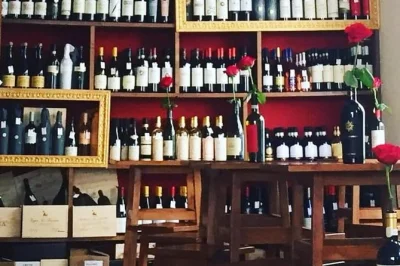 Entdecken sie civitavecchias street food mit einem privaten guide. kosten sie prosciutti, käse, wein und gelato auf dieser foodie-tour ab hafen. abholung inklusive.