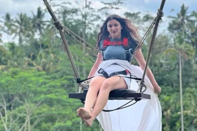 Entdecke den ubud monkey forest auf bali, probiere den jungle swing aus, besuche reisterrassen, eine kaffeeplantage und den tegenungan wasserfall. kleine gruppenführung mit guide.