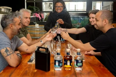 Descubre la única destilería artesanal de ron en ciudad del cabo. disfruta de una excursión práctica, prueba 3 rones únicos y aprende los secretos de la elaboración local.