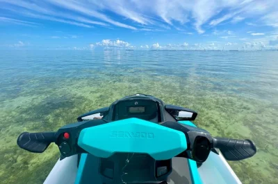 Louez un jet ski à key west pour 1 heure et profitez d’une balade freestyle. vitesse, détente ou découverte d’un coin tranquille avec des sea doo neufs et tout l’équipement sécurité inclus