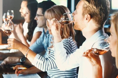Entdecken sie die weinregion kumeu in auckland bei einer kleinen gruppentour. verkosten sie an 3 weingütern, genießen sie ein 3-gänge-mittagessen und entspannen sie bei inklusive transfer.