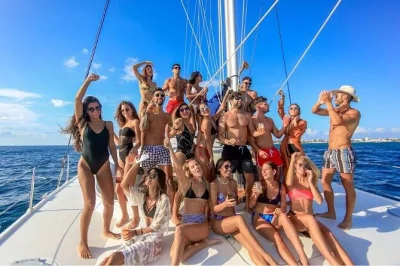 Parti da playa tortugas, fai snorkeling sulla barriera corallina di meco, scopri i murales e le spiagge di isla mujeres e rilassati con open bar, tutto accompagnato da una guida locale.