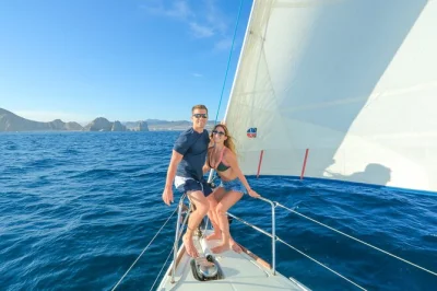 Vivi una crociera al tramonto a cabo san lucas, passando per el arco, playa del amor e i leoni marini. open bar incluso, musica a bordo e pickup opzionale dal resort per una prenotazione senza pensier