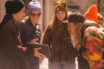 Explore nova york pelos olhos de taylor swift neste tour a pé — visite a padaria favorita dela, conheça sua casa no west village e caminhe com um guia fã da cantora.