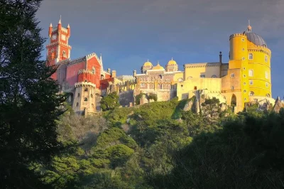 Tour privado em sintra e cascais saindo de lisboa. conheça palácios, cabo da roca, pegadas de dinossauros e experimente delícias locais com guia especializado.
