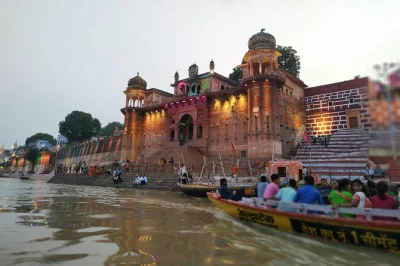 Découvrez varanasi en une journée : dashashwamedh, kedar, manikarnika, temples anciens et la magique cérémonie du gange. guide privé et balade en bateau inclus.