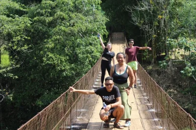 Scopri un villaggio locale vicino a semuc champey. passeggia su sentieri panoramici, incontra famiglie, assaggia piatti tipici e sostieni la comunità. prenota il tuo tour autentico in guatemala.