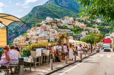 Descubra a costa amalfitana e sorrento em uma van de luxo privativa. visite positano, ravello, gruta esmeralda e muito mais com motorista local. tour flexível porta a porta.