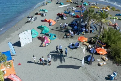 Découvrez le kitesurf à playa salinas avec des cours privés. matériel complet fourni. spot idéal pour vents constants et conditions sécurisées. réservez votre session dès maintenant.