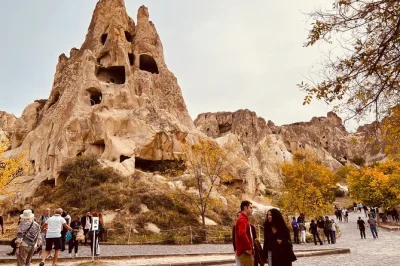 Découvrez la visite rouge en cappadoce avec transfert hôtel, billets, déjeuner et guide. explorez le musée en plein air de göreme, les cheminées de fées et les ateliers de poterie d’avanos.