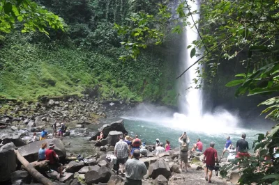 Tour de dia inteiro ao vulcão arenal saindo de guanacaste. nade na cachoeira la fortuna, observe preguiças na reserva danaus, almoço no rancho perla. transporte privado incluso.