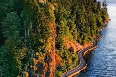 Découvrez stanley park en trottinette électrique, écoutez des récits locaux, admirez les totems et savourez un jus frais, avec un guide et un itinéraire flexible.
