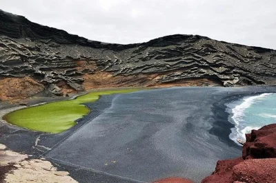 Scopri le principali attrazioni di lanzarote con un tour privato e servizio di pick-up. visita jameos del agua, lagomar, il giardino dei cactus e molto altro. itinerario flessibile, guida locale.