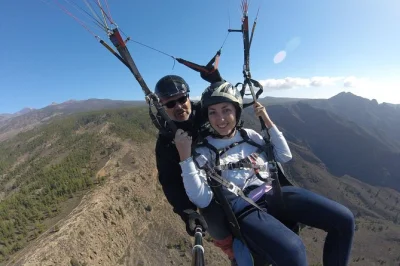Vive la experiencia del parapente en tándem en tenerife con recogida en hotel, guías expertos y vistas impresionantes del sur de la isla. reserva tu aventura aérea ahora.