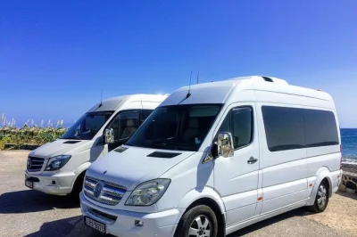 Transfert port santorin athinios : trajet simple et prix fixe vers hôtel ou aéroport. accueil personnalisé, chauffeurs locaux, sans frais cachés.