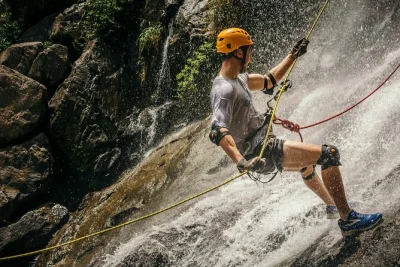 Belize, antelope falls, bocawina: geführte dschungelwanderung, wasserfall abseilen und schwimmen in smaragdgrünen pools. jetzt platz sichern!