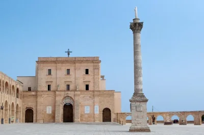 Découvrez la côte de salento, ses grottes et ses villages médiévaux lors d’une excursion de 9 heures au départ de lecce. au programme : santa maria di leuca, specchia et un pressoir à olives s