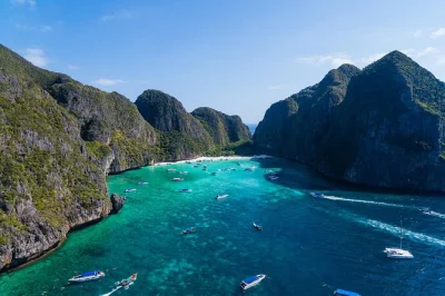 Explore as ilhas phi phi saindo de phuket com paradas em maya bay, ilha bamboo, monkey beach e um almoço buffet internacional. reserve seu passeio diurno agora.