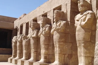 Explora luxor desde hurghada en 2 días. visita el templo de karnak, el valle de los reyes, el templo de hatshepsut y los colosos de memnón. incluye noche junto al nilo.