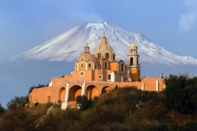 Scopri il centro coloniale di puebla e la grande piramide di cholula con una guida esperta. partenza da città del messico con pick-up in hotel e sapori locali inclusi.