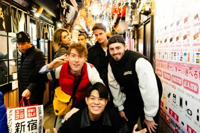 Explore a vida noturna de shinjuku com um tour guiado por izakayas locais, experimentando pratos típicos e saquês. inclui jantar, bebidas e ponto de encontro fácil.