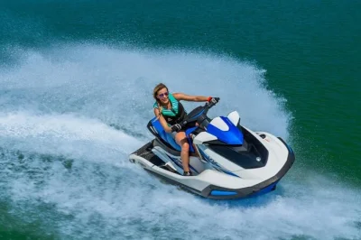 Vivi l’emozione di guidare un jet ski yamaha a sidari, corfù. include briefing sicurezza, carburante e team locale accogliente. prenota ora il tuo noleggio per un’avventura ionica indimenticabile