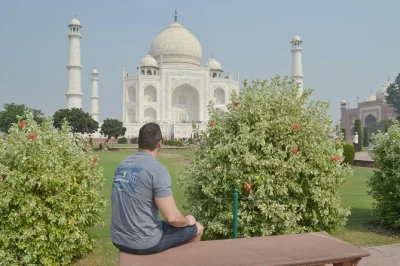 Voe para agra para uma excursão privada de um dia. visite o taj mahal, explore o forte de agra e desfrute de um almoço em um dos melhores restaurantes locais. rápido, fácil e tudo em um só dia.