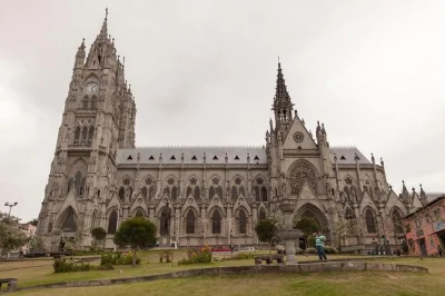 Descubre el centro histórico de quito, las vistas desde el panecillo, iglesias emblemáticas y la calle la ronda en un tour privado con guía local y traslado desde tu hotel.