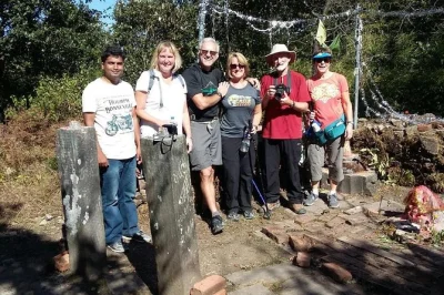 Excursión privada de senderismo al champadevi desde katmandú con recogida en hotel, guía local y paradas en kirtipur y thamel. disfruta de vistas al valle y senderos entre bosques.