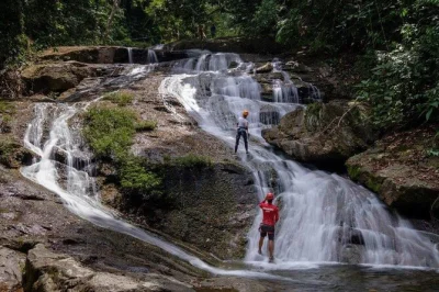 Zipline-abenteuer durch den belize-dschungel, wanderung zu den bocawina wasserfällen, abseilen am wasserfall und schwimmen in natürlichen pools. familienfreundliche tour mit erfahrenen guides.